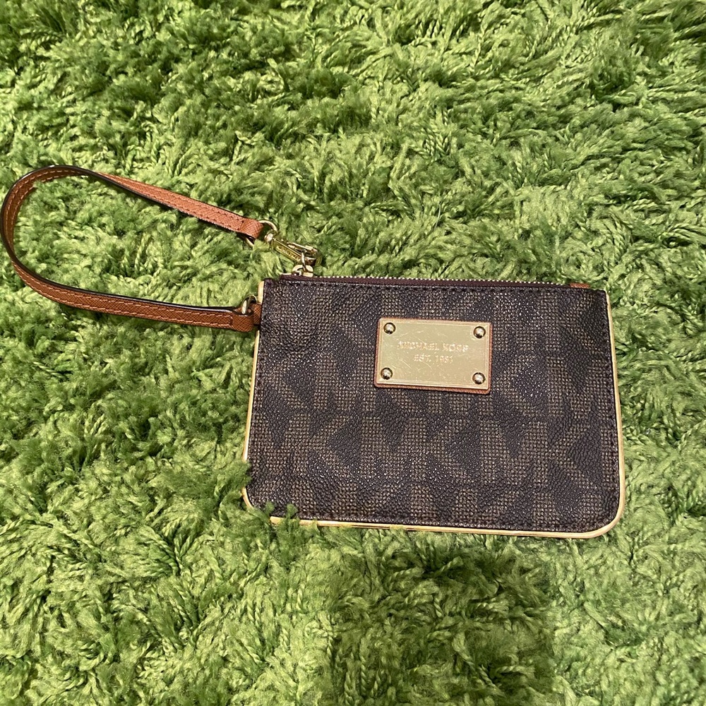 Michael kores mini cluth brown logo
